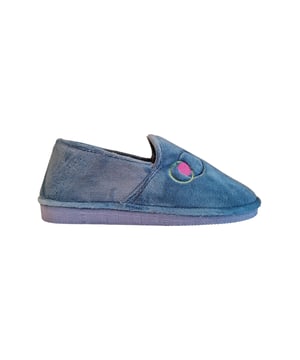 Zapatilla de casa cerrada con relleno de pelo y detalle bordado en el empeine. Cuenta con una cómoda suela y una planta antideslizante.