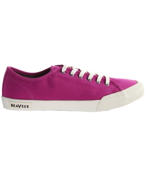 Sneaker de cordones para hombres hecha con lienzo de algodón lavado con sal.

Inspirado en la Revolución Hippie y las zapatillas de deporte tranquilas usadas durante el Monterey Pop Festival de 1967.

Cushy Memory Foam Bande con canales de flujo de aire para la comodidad de enfriamiento.

Suella externa duradera hecha de caucho natural.

Conscientemente elaborado utilizando un proceso de vulcanización tradicional.