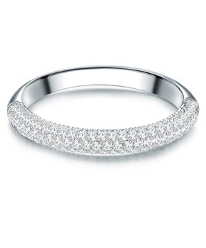 Are you looking for an elegant and glamorous engagement ring? Then this model of the 1934 manufacture is a perfect choice! In the style of a memoir ring, the ring rail is half with sparkling zirconia in flush pavé versions. Thanks to the countless facets of the brilliant cut, the crystals conjure up an indescribable glitter on the ring finger. The massive ring rail made of 925 sterling silver is protected from the start by a rhodium coating. This exclusive alternative to expensive diamond rings is not just an enchanting bridal jewelry, but a new favorite.