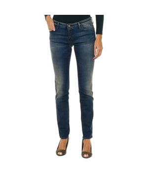 Lange Jeans.
 Farbe blau
 Gürtel mit Gürtelschlaufen.
 Reißverschluss und Knopfverschluss auf der Vorderseite.
 Zwei Vordertaschen und eine Minitasche.
 Zwei Taschen auf der Rückseite mit Metallic-Logo.
 Schmaler Schnitt.
 Abgenutzter und zerrissener Effekt.
 Passende sichtbare Nähte.

 Zusammensetzung:
 99% Baumwolle - 1% Elastan.

 Waschanleitung:
 - Maximal bei 30ºC waschen.
 - Bügeln bei mittlerer Temperatur, max. 110 ° C.
 - Erlaubt die Verwendung eines Trockners.
 - Verwenden Sie keine Bleichmittel.
 - Es unterstützt nicht die chemische Reinigung.
 Zusammensetzung: 99% Baumwolle, 1% Elastan
 Pflege:
Maximal bei 30ºC waschen.
 - Bügeln bei mittlerer Temperatur, max. 110ºC.
 - Erlaubt die Verwendung eines Trockners.
 - Keine Bleichmittel verwenden.
 - Kann nicht chemisch gereinigt werden.