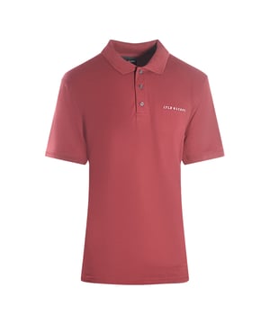 Este atemporal Lyle &amp; El polo Scott es un elemento esencial para cualquier guardarropa. Confeccionada con algodon suave y duradero, esta pieza presenta un diseño de logotipo en el pecho para un acabado clasico. !Eleva tu estilo con este clasico atemporal! Lyle &amperio; Polo Scott color crema, hecho en India 97 % algodon, 3 % elastano, logotipo de la marca en el pecho, cuello con cuello, manga corta, ajuste regular, se ajusta a la talla real, logotipo de la marca en la parte delantera izquierda del pecho. Estilo: SP2006V X086