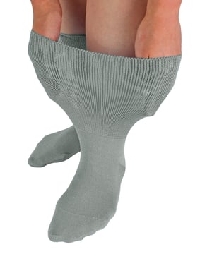 Dr.Socks is een merk dat streeft naar innovatie als het gaat om het comfortabel houden van je voeten. Wij geloven in het belang van het zorgen voor uw welzijn, iets dat vaak wordt vergeten in ons dagelijkse stressvolle leven. Door hoogwaardige materialen te gebruiken, kan Dr.Socks enkele van de beste sokken produceren die helpen bij het verlichten van gezondheidsproblemen die onze voeten aantasten. Onze extra brede sokken zijn perfect voor mensen met vochbovenkanthoping (of "oedeem") ", zoals het vaak wordt genoemd) die moeite hebben om sokken te vinden die hun gezwollen benen opvangen. Deze sokken zijn ontworpen voor degenen voor wie de maximale beenomtrek 30 inch is. Door de speciale breitechniek die wordt gebruikt, kan de structuur van het been van de sok veel verder worden uitgerekt dan bij uw gemiddelde geklede sokken. Deze sokken zijn niet alleen ontwikkeld om de symptomen van de bovengenoemde aandoeningen te helpen beheersen, maar ze zijn gemaakt van bamboevezels. Hierdoor zijn ze ademend en zacht, zodat je ze de hele dag kunt dragen zonder je zorgen te maken over ongemak of irritatie aan je tenen. Bamboe wordt beschouwd als een van de zachtste materialen die er zijn, met antibacteriële en vochtafvoerende eigenschappen. Maar net zo belangrijk is dat bamboe een duurzaam milieuvriendelijk garen is. Als u lijdt aan oedeem, lymfoedeem, vochtretentie en andere maatgerelateerde aandoeningen die nauw verband houden met gezwollen voeten en enkels, dan zijn deze sokken een must. Deze oedeemsokken zijn er in 4 maten: 37-42 EU, 39-42 EU, 43-45 EU & 46-50 EU. Ze zijn ook verkrijgbaar in 4 kleuren: zwart, grijs, marineblauw en blauw. Ze zijn gemaakt van 87% bamboe, 11% nylon, 2% elastaan ​​en zijn veilig machinewasbaar.