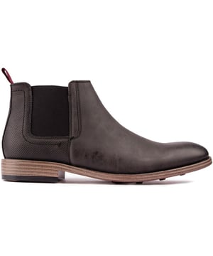 Las botas Fox Chelsea de Soletrader son unas botas bajas elegantes pero informales para el uso diario. Elaborado a partir de un material duradero. Parte superior negra con detalles en el talón para mayor atractivo. Estas botas para hombre cuentan con refuerzos elásticos para ponerlas y quitarlas fácilmente. junto con un antideslizante. Suela con tachuelas para un mejor agarre cuando estás fuera de casa en los cambios de estación.