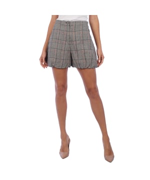 Pantalón alto de tiro alto con diseño de cuadros que ofrecen un estilo sofisticado y moderno. 

Confeccionado en un tejido estructurado, presenta un corte amplio que permite un ajuste cómodo y elegante. 

La cintura alta realza la figura y aporta un toque clásico, mientras que el estampado de cuadros en tonos neutros con sutiles líneas de color agrega un aire chic y versátil, ideal para combinar con blusas o camisetas ajustadas. 

Este modelo cuenta con un doble cierre de botón, uno interno para un acabado limpio, y una cremallera frontal para mayor seguridad. 

Incluyen también dos bolsillos laterales que aportan funcionalidad sin comprometer el estilo. 

El dobladillo ondulado en el borde inferior añade un detalle femenino y distintivo al diseño, haciendo de estos shorts una opción perfecta para looks casuales o semi-formales con un toque de elegancia.
 Composición: Tejido: 100% Lino; Forro: 62% Algodón, 38% Poliamida
 Cuidados:
- Lavar a máquina máx 30ºC y ciclo delicado.
- Usar detergentes suaves.
- Usar secadora a baja temperatura.
- Planchar a bajas temperaturas.
- No lavar en seco.