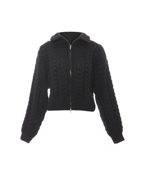 Die Zopfstrick-Jacke von myMo überzeugt mit einem 2-Wege-Reißverschluss und einem Kragen, der sowohl als Klapp- als auch als Stehkragen getragen werden kann. Das weiche Garn schließt mit Rippstrickbündchen ab.  Pullover