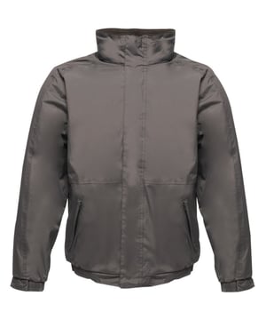 Getapete naden Waterbestendig en winddicht Kraag en lichaam fleece gevoerd Polyamide gevoerde mouwen met Thermo-Guard isolatie Binnenkant: 250-serie anti-pluis Symmetrie fleece gevoerde lichaam Verborgen capuchon Verstelbare manchetten 2 onderste zakken met rits Zak voor mobiele telefoon Stormflap met klittenband Regatta's best verkopende jas Verborgen ritssluiting in voering voor toegang tot borduurwerk Stof: Waterbestendige Hydrafort Polyester S (Borstomvang: 96cm) M (Borstomvang: 102cm) L (Borstomvang: 107cm) XL (Borstomvang: 112cm) 2XL (Borstomvang: 119cm) 3XL (Borstomvang: 127cm) 4XL (Borstomvang: 135cm)