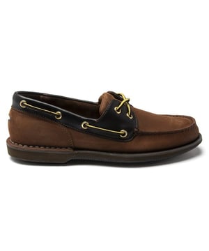 Dieser klassische, vom Mokassin inspirierte Bootsschuh Perth von Rockport ist großartig für Ihre Ausflüge an Land oder auf dem Meer. Die runde, handgenähte Mokassin-Zehe und die zwei-Ösen-Schnürsenkel sind entschieden nautisch, während die Fersenkappe Unterstützung bietet, wohin Sie auch gehen. Die Gummilaufsohle bietet einen starken Grip, perfekt für einen Tag auf den Docks.