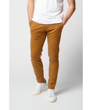 Performance Pants von TeeShoppen
Die originale Performance Pants™ ist eine Hose mit modischem Look und hervorragender Funktionalität, mit der Sie den ganzen Tag über einen hohen Tragekomfort genießen können. Das orangefarbene Modell passt in jeden Kleiderschrank und zu jedem Outfit. Die Hose verhilft Ihnen also zu einem Look, der sowohl stilvoll als auch bequem ist. Alle Hosen aus unserer Perform-Kollektion wurden mit einem Ziel vor Augen entworfen: die beste Kleidung für Sie zu schaffen, die hohe Ansprüche an die Funktionalität und Qualität Ihrer Kleidung haben. Deshalb sind alle Kleidungsstücke unserer Perform Collection aus guten, dehnbaren und weichen Materialien gefertigt, die den ganzen Tag über bequem zu tragen sind.

Hier sehen Sie eine Hose in der Farbe Braun.

Die Hose hat eine schmale Passform. Das Modell gibt es auch in Regular fit.

 Welche Größe hat die Hose?  
Die Hose kann in 33 verschiedenen Größen ausgewählt werden. Siehe und wählen Sie Größe unter "Größe".

Die Größen sind für Männer angepasst.

 Über TeeShoppen
Bei TeeShoppen haben wir unser eigenes Sortiment entwickelt. Unser Sortiment besteht aus verschiedenen coolen Basisartikeln, die in jeden Kleiderschrank passen. Aber auch wenn die Kleidung einfach ist, haben wir keine Kompromisse bei Qualität und Design gemacht. Unsere Kleidungsstücke sind so konzipiert, dass sie leicht zu stylen sind und aus den besten Materialien bestehen. So ist gewährleistet, dass Sie Kleidung erhalten, die bequem zu tragen ist und zu allen Anlässen getragen werden kann. Möchten Sie einen zeitlosen Anbieter von Mode für Männer und Frauen? Bei TeeShoppen zahlen Sie nicht für teure Marken und Kosten - nur für Qualität und Service. Wir erweitern ständig unser Sortiment, so dass Sie bei uns immer die neueste Mode kaufen können.