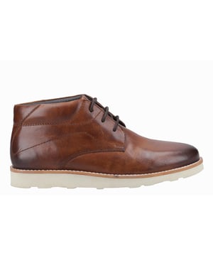 De Hush Puppies Kennedy Boots zijn de perfecte mix van smart en casual, ideaal voor dagelijks gebruik. Met een premium leren bovenwerk en een zachte, gepolsterde kraag bieden deze laarzen een verfijnde uitstraling met gezellige comfort. Het vetersluitingssysteem zorgt voor een veilige pasvorm, terwijl de leren zool met geheugenschuim voor demping zorgt, zodat je voeten de hele winter comfortabel blijven. Met een lichtgewicht EVA-buitenzool en klassieke gestikte randdetails zijn de Kennedy Boots een veelzijdige aanvulling op elke garderobe.
 - Leren bovenwerk 
 - Zachte gepolsterde kraag
 - Vetersluiting 
 - Ademende textielen voering met leren kraag
 - Comfortabele leren inlegzool van geheugenschuim
 - Lichte EVA-buitenzool met gestikte randdetails
 - Hush Puppies merk