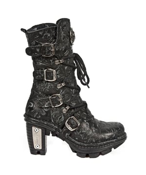 Este botín es absolutamente único, presenta un diseño floral texturizado y añadidos contemporáneos que elevan el atractivo estilístico y lo convierten en una pieza verdaderamente hermosa. Un motivo metálico distintivo está imbuido en estos zapatos con añadidos como hebillas metálicas en el cierre, un tacón alto de metal y la marca New Rock metálica, lo que le da un aspecto moderno y de moda. Parte de la popular colección de trail, esta bota presenta un ancho de pantorrilla amplio y un forro de cuero que crea una sensación cómoda y se ha elevado en el talón para darle al usuario una presencia llamativa. , Altura del tacón: 9 cm, Altura de la plataforma: 3 cm, Altura de la caña: 29 cm, Ancho de pantorrilla: 30 cm, Material exterior: piel de vacuno
