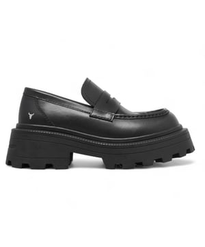 Maak kennis met de "TRUE" van Windsor Smith, waar klassieke elegantie en moderne flair samenkomen. Deze zwarte loafers zijn ontworpen met een grof platform en een noppenzool, die mode en functionaliteit naadloos combineren. De kenmerkende mocassinsteek voegt een unieke touch toe, zodat u met elke stap een statement maakt. Belangrijkste kenmerken: Premium zwart leren bovenwerk: Deze loafers zijn gemaakt van hoogwaardig zwart leer en bieden een strakke en verfijnde look. Grof platform met hoge hak: Met een hakhoogte van 12 cm en een platformhoogte van 5,3 cm tillen deze schoenen uw stijl naar een hoger niveau en zorgen ze voor comfort. Iconisch Windsorsmith Bull-logo: De metalen details met het Windsorsmith-stierlogo op het bovenwerk laten het erfgoed van het merk zien en voegen een vleugje luxe toe. Stijlvol loaferontwerp: Het klassieke loaferontwerp wordt versterkt door de ronde neus, die een tijdloos silhouet biedt dat perfect is voor elke gelegenheid. Lichtgewicht noppenzool van TPR: De groffe noppenzool biedt niet alleen superieure grip, maar zorgt ook voor comfort de hele dag door. Of je nu naar kantoor gaat of een avondje uitgaat, de Spoiled Black Leather Platform Shoes tillen je garderobe naar een hoger niveau en maken een gedurfde statement. Stap zelfverzekerd en laat je unieke stijl zien met elke stap!