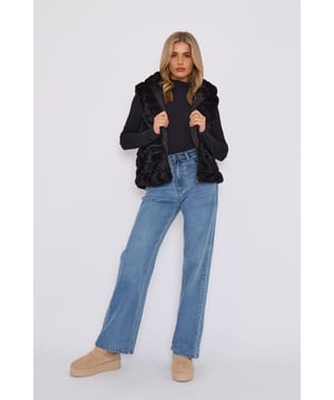 Dieses Fellgilet mit Reißverschluss und Kapuze verleiht jedem Outfit einen Hauch von Stil und Mode. Das luxuriöse Fellmaterial hält Sie warm und kuschelig, während die Kapuze zusätzlichen Schutz vor den Elementen bietet. Peppen Sie Ihre Garderobe mit diesem unverzichtbaren Stück auf.Maße - Länge: ca. 63 cm