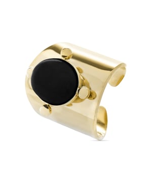 Rhumo ring in malachiet met 18K geelgouden afwerking. Africa is de perfecte serie voor vrouwen met persoonlijkheid die niet bang zijn om het risico te nemen sieraden met hun eigen karakter te dragen.