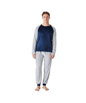 Descubre el confort y la elegancia de este pijama para caballero.

Confeccionado en suave terciopelo, este pijama es ideal para las noches frescas ofreciendo una sensación de calidez y confort excepcionales. 

El conjunto incluye una parte superior de manga larga con un elegante estampado en las mangas, junto con pantalones que presentan un estampado atractivo y cuentan con prácticos bolsillos laterales. La cintura elástica ajustable mediante cordones garantiza un ajuste perfecto y libertad de movimiento.

Las costuras vistas a tono añaden un detalle sutil pero elegante.

Disfruta de la suavidad del terciopelo y de un diseño que combina moda y funcionalidad.
 Composición: Camiseta: 95% Poliéster, 5% Elastano; Pantalón: 73% Poliéster, 27% algodón
 Cuidados:
-Lavar en un ciclo suave.
-Siempre usar agua fría o tibia. 
-No usar secadora. Es mejor secarlo al aire. 
-Si es necesario, planchar a temperaturas bajas.
-No usar blanqueadores.