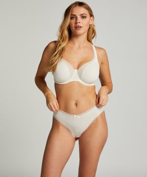 Uitgevoerd in een katoenkwaliteit en afgewerkt met een schattig klein randje kant. Makkelijk bij iedere bh te combineren in dezelfde kleur. Deze super comfortabele essential heeft een nieuw en verbeterde look en feel, hij is zacht en rekbaar. Met een prachtig bloemenpatroon van kant wat deze stijl extra fashionable maakt. Je nieuwe favorite basic item!