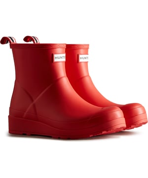 De Play Boot vereenvoudigt het iconische ontwerp van de Original Boot en biedt een dynamisch silhouet met een plattere plateauzool voor maximaal comfort en veelzijdigheid. Deze rubberlaars is gemaakt van natuurlijk rubber van de hoogste kwaliteit en is 100% waterdicht.
