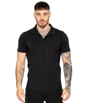 Upgrade je zomergarderobe met het Enzo Milano Korte Mouw Poloshirt. Gemaakt van hoogwaardige stof, zorgt dit poloshirt voor zowel comfort als duurzaamheid. Ontworpen met een rechte zoom voor een nette en gepolijste afwerking, heeft het een open kraag die de uitstraling naar een verfijnd en premium niveau tilt. Ideaal om een vleugje verfijning aan elke outfit toe te voegen, wordt dit Regular Fit poloshirt geleverd met een handige ritssluiting