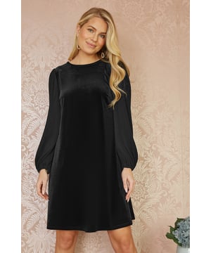 We can hear the slay bells starting for party season and this velvet tunic is the perfect fit to dance the night away in. With pleated sleeves and luxury velvet tunic shape. There is a tie in the back for extra detail. An easy and flattering fit to have in your wardrobe.