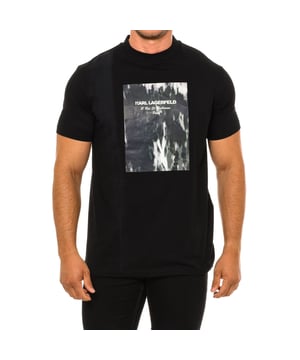 Camiseta manga corta 755052 hombre Karl Lagerfeld.

Presenta un cuello redondo acanalado, aportando un detalle texturizado y de estilo clásico.
Cuenta con un estampado de la marca Karl Lagerfeld en el frontal.
El corte y diseño sencillo permiten versatilidad en los looks y facilidad de combinación.
Esta camiseta de manga corta de Karl Lagerfeld es una prenda casual y polivalente, adecuada para múltiples ocasiones.
Su sencillez y comodidad, junto con el prestigio de la marca, la convierten en una opción atractiva y versátil.
 Composición: 95% Algodón, 5% Elastano
 Cuidados:
Lavar a temperatura máxima 30º.
Planchar a baja temperatura.
No usar lejía.
No usar secadora.
No lavar en seco.