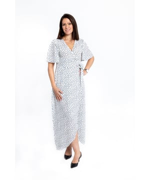 Este vestido elegante y bonito es ligero, con una falda estilo envolvente, escote en V y mangas cortas que favorecen. El vestido cuenta con un cinturón envolvente que añade un toque especial. Su estampado blanco y negro de lunares es un clásico para tu armario.

97% Poliéster, 3% Elastano

Lavado a máquina a 30°