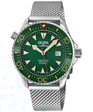 El reloj automático Gevril 48832B Hudson Yards para hombres es una obra maestra que combina diseño y funcionalidad. Parte de la Colección Divers, se inspira en la vibrante zona oeste baja de Manhattan. Con siete estilos distintivos, satisface tanto la exploración submarina como la alta gastronomía. Las esferas del reloj están disponibles en negro clásico, verde vibrante o azul de buzo, combinadas con acero inoxidable dorado o plateado. Impulsado por los movimientos automáticos suizos de Sellita, cuenta con una resistencia al agua de hasta 300 metros y una válvula de liberación de helio.

La pulsera, que recuerda a unas vías de tren bien trazadas, es duradera y elegante. Los marcadores luminosos y un bisel giratorio de cerámica añaden un toque especial. Este reloj trasciende desde las profundidades oceánicas hasta las alturas con estrellas Michelin, epitomizando la opulencia y la funcionalidad. Las características clave incluyen una caja de acero inoxidable de 43 mm, un bisel de carburo negro, función de fecha/día, fondo de caja de exhibición y una pulsera de buceo con extensión en IPYG de dos tonos. Con cristal de zafiro anti-reflejante, es resistente al agua hasta 300 metros, impulsado por el movimiento automático suizo Sellita SW220-1.