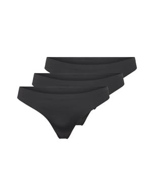 Tauchen Sie ein in eine Welt des dezenten Luxus und des unvergleichlichen Komforts mit dem exquisiten Dreierpack Tangas von Only, die für die moderne Frau entworfen wurden, die sowohl Eleganz als auch Komfort zu schätzen weiß. Diese fein gearbeiteten Stücke verfügen über einen elastischen Bund, der eine perfekte Passform garantiert und sich sanft an Ihre Hüften anschmiegt, ohne zu kneifen oder zu verrutschen. Ihre eng anliegende Form umschmeichelt die Konturen mit einer Präzision, die Ihnen Freiheit und Sicherheit bei jeder Bewegung gibt. In einer klassischen Unifarbe versprechen diese Strings eine vielseitige Basis für Ihre Garderobe, die selbst unter engster Kleidung mühelos passt, ohne sich abzuzeichnen. Die Auswahl hochwertiger Materialien zeigt, dass Only nicht nur Wert auf Stil, sondern auch auf Haltbarkeit und Hautfreundlichkeit legt. Jedes Teil dieses Dreierpacks verspricht höchsten Komfort, der Sie durch den Tag begleitet, ohne an Präsenz zu verlieren. Diese Strings sind ein Paradebeispiel dafür, wie minimalistisches Design und Funktionalität Hand in Hand gehen können, um die Bedürfnisse der modernen Frau zu erfüllen. Ob als diskrete Unterlage unter Ihrer Geschäftskleidung oder als selbstbewusste Wahl für den Abend, mit diesen Strings fühlen Sie sich in jeder Situation sicher und stilvoll. Only hat es sich zur Aufgabe gemacht, mit diesem Dreier-Pack eine Grundlage für Eleganz und Komfort im Alltag zu schaffen, die keine Wünsche offen lässt. Lassen Sie sich von der schlichten Perfektion und dem außergewöhnlichen Tragegefühl dieser Strings inspirieren und setzen Sie ein Statement, das so individuell ist wie Sie selbst.