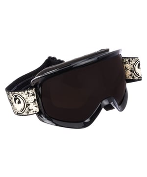 Las gafas de Snowboard Dragon son una opción ideal. 
Sus monturas de diseño, vienen en una amplia variedad de colores, igual que sus cristales.
Las monturas están hechas de Plástico las cuales proveen una larga durabilidad estas gafas. 
Detalles de logotipo, en el lateral superior de la montura.
Espuma de triple capa, con forro polar hipoalergénico.
Campo visual extra grande, con tecnologia anti-vaho.
Lentes de color Coal Ionized.
La banda elástica es ajustable, con banda de anti-deslizamiento.
Color Negro-blanco.
Banda elástica personalizada por la marca.
Ventilación optima.
Todas las gafas protegen de los dañinos rayos UV. 

Incluye bolsa de micro-fibra para máscaras.

Medidas:  Alto lente: 85 mm. Ancho lente: 210 mm. Puente: 60 mm.
