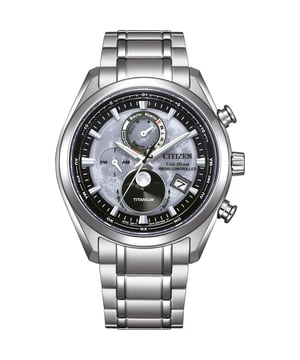 Diese Citizen Tsuki-yomi Multi-Dial-Uhr für Männer ist das perfekte Zeitmesser zum Tragen oder Verschenken. Das silberne 43 mm runde Gehäuse in Kombination mit dem bequemen silbernen Titanarmband sorgt dafür, dass Sie dieses atemberaubende Zeitmessgerät ganz ohne Kompromisse genießen können. Angetrieben von einem hochwertigen Eco-Drive-Uhrwerk und wasserdicht bis 10 Bar, wird Ihre Uhr weiter ticken. Diese hochwertige Uhr verfügt über eine Eco-Drive-Technologie (aufgeladen durch jede Lichtquelle; niemals wieder eine Batterie nötig). Diese Multi-Dial-Uhr hat eine Kalenderfunktion: Tag-Datum, solarbetrieben, funkferngesteuert, Schrittzähler, 24-Stunden-Anzeige und Leuchtzeiger. Hochwertiges silbernes Titanarmband mit einer Länge von 21 cm und einer Breite von 21 mm, mit einer Faltschließe und Druckknopfverschluss. Gehäusedurchmesser: 43 mm, Gehäusehöhe: 11 mm, Gehäusefarbe: Silber und Zifferblattfarbe: Grau.
