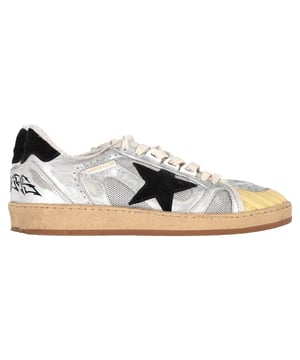 VINTAGE, RRP WIE NEU  
Erhebe deinen Street Style mit den Golden Goose Ball Star Special Edition Sneakers aus silberner Leder.  
Entfessle deinen inneren Trendsetter mit den Golden Goose Ball Star Special Edition Sneakers aus atemberaubendem silbernen Leder. Ein Statement-Stück für deine Garderobe, diese Sneakers kombinieren hochwertige Handwerkskunst mit einem futuristischen Touch. Der metallische Glanz verleiht einen auffälligen Charme, während die abgenutzten Details dem charakteristischen, getragenen Look von Golden Goose treu bleiben und mühelosen Coolness verleihen. Entwickelt für die moderne Fashionista, vereinen diese Schuhe Luxus und Komfort nahtlos und bieten gepolsterte Sohlen für den ganzen Tag.  
  
Golden Goose Ball Star Special Edition Sneakers aus silbernem Leder  
Zustand: Sehr gut  
Abnutzungserscheinungen: Enthalten Box., Keine Markierung an der Innensohle., Leicht gebraucht. Sehr leichte Markierung an den Sohlen.  
Verpackung: Box  
Farbe: Silber  
Material: Außen: Schafsleder 76%, Polyester 19%, Leder 5%  
Futter: Baumwolle 49%, Leder 31%, Polyester 16%, Polyurethan 4%  
Größe: EU37/IT37/US7/UK4  
Maße: Absatzhöhe: 30; Innensohlenlänge: 280  
SKU: NAPPUGBSH429084W