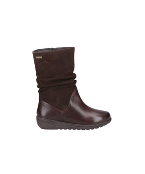 The Starling boot is the perfect addition to your winter wardrobe. Crafted with luxurious suede uppers and durable leather bottoms, these waterproof boots ensure your feet stay dry in all conditions. The side zip opening offers easy wear, while the wide footbed and memory foam sole unit provide all-day comfort. Finished with stylish buckle detailing, the Starling boot combines practicality with a sleek design, making it ideal for both outdoor adventures and everyday wear.- Luxury suede upper / leather bottoms
- Side zip opening
- Buckle detailing
- Wide footbed
- Memory foam sole unit