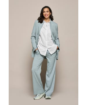 Deze lichtgewicht, ultrasoft stretch blazer van Mart Visser biedt heerlijk comfort. Deze effen grijze klassieke blazer heeft een flatterend silhouet en is perfect voor op het werk. De soepel vallende lange blazer heeft een rechte pasvorm en is een essentieel item in je garderobe. Deze elegante blazer heeft een opstaande kraag en prachtig gesneden, losse revers, wat typerend is voor het Mart Visser design. Het luxe jasje sluit met één knoop, bedekt met stof. Op de voorkant heeft de blazer opgestikte zakken en subtiele figuurnaden die zorgen voor een lichte, vrouwelijke taille. De blazer is gevoerd, heeft lange rechte mouwen en valt tot over de heup. Het achterpand is voorzien van deelnaden en heeft een split aan de achterkant. De mouwen hebben extra naden aan de achterkant met fraaie splitten aan de onderkant.