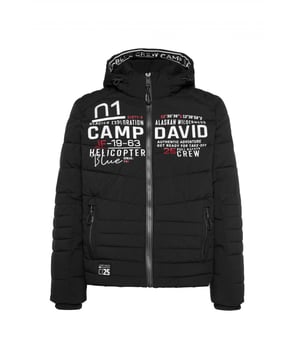 Voor een coole ski-look is deze winterjas voor heren van CAMP DAVID precies wat je zoekt. De jas heeft smalle stiksels op de mouwen, schouders, zijkanten en zoom, wat voor een sportief accent zorgt. Een opvallend artwork met logoborduurwerk siert de voorkant van de jas. De jas heeft een afneembare capuchon met een gezellige teddyvoering, een opvallende logotape en verder artwork. Ook heeft de jas neopreen details op de ritssluiting aan de voorkant en de ritszakken.