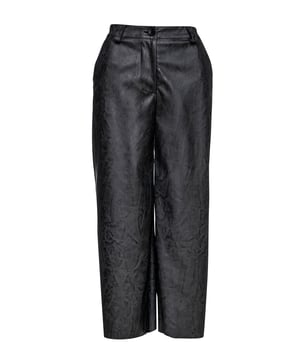 Pantalones culotte gris oscuro de tejido sintético de imitación de cuero tejido. Cinturilla con trabillas para cinturón. Bolsillos en el lateral. Cierre de cremallera y botón oculto en la parte delantera. Pierna ancha. Corto. Medidas para la talla 38/M (en cm): Cintura-35, Bajo-50, Longitud del cuerpo (dentro/fuera)-92/64.