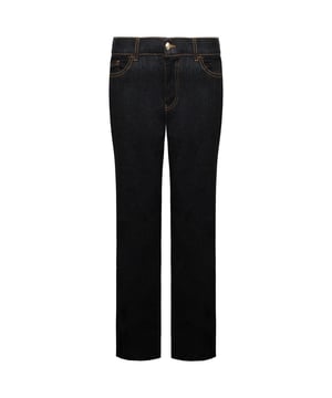 Los vaqueros Emporio Armani Low Waist Wide Leg para hombre son un complemento elegante y contemporáneo para tu colección de vaqueros. Emporio Armani, conocido por sus diseños sofisticados y de alta costura, ofrece estos vaqueros con un giro único a los estilos denim clásicos.

Características principales:

 Cintura baja: Estos vaqueros están diseñados para sentarse más abajo en la cintura, dándoles un aspecto moderno y relajado. El estilo de cintura baja añade un toque contemporáneo a tu atuendo.

 Perneras anchas:  El diseño de pernera ancha ofrece un ajuste amplio y relajado desde los muslos hasta el dobladillo. Este estilo proporciona comodidad y una silueta a la moda.

 Tejido vaquero de calidad:  Emporio Armani es conocido por utilizar materiales vaqueros de alta calidad que son duraderos y mantienen su forma con el paso del tiempo.

 Estilo contemporáneo:  Estos vaqueros reflejan el compromiso de la marca con la moda moderna, lo que los convierte en una pieza de declaración para quienes aprecian los diseños innovadores y elegantes.

 Color versátil: Dependiendo del producto específico, Emporio Armani puede ofrecer estos vaqueros en varios lavados o colores de denim, lo que le permite elegir el que mejor se adapte a su estilo.

 Diseño clásico de cinco bolsillos:  Normalmente, estos vaqueros presentan un diseño clásico de cinco bolsillos, que proporciona un cómodo espacio de almacenamiento para pequeños objetos esenciales.

 Marca de la casa:  Emporio Armani suele incluir sutiles elementos de marca, como etiquetas con logotipos o herrajes grabados, que ponen de manifiesto el lujoso atractivo de la marca.

Los vaqueros Emporio Armani de cintura baja y pata ancha para hombre son ideales para quienes aprecian la moda de diseño y desean marcar tendencia con sus elecciones vaqueras. La combinación de cintura baja y perneras anchas ofrece un aspecto único y elegante que puede vestirse de forma elegante o informal, lo que hace que estos vaqueros sean versátiles para diversas ocasiones.