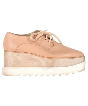 VINTAGE, RRP WIE NEU  
Die Stella McCartney Elyse Schnürschuhe mit Plateausohle aus nude Leder vereinen zeitgenössischen Stil mit zeitloser Eleganz. Hergestellt aus luxuriösem nude Leder, verfügen diese Schuhe über ein klassisches Schnürdesign und werden durch eine auffällige, klobige Plateausohle erhöht, die Höhe verleiht und gleichzeitig Komfort bietet. Die Broguedetails entlang der Kanten betonen die verfeinerte und doch moderne Ästhetik, wodurch sie sich sowohl für legere als auch schickere Anlässe eignen. Die vielseitige nude Farbe ermöglicht müheloses Kombinieren mit einer Vielzahl von Outfits, von maßgeschneiderten Hosen bis hin zu Kleidern. Diese Elyse Plateauschuhe sind ein Muss für alle, die einen gehobenen, modischen Stil mit einem Bekenntnis zu nachhaltigem Luxus suchen.

Stella McCartney Elyse Schnürschuhe mit Plateausohle aus nude Leder  

Zustand: Sehr gut  
Gebrauchsspuren: Geringe Abnutzung, leicht gebraucht, aber sehr gut gepflegt. Kleiner Fleck an den Sohlen & Falten, leichte Kratzer an den Sohlen und Absätzen.  
Verpackung: Keine  
Farbe: Braun | nude  
Material: Leder | Leder  
Größe: EU | 38/UK5/US8  
Maße: Absatzhöhe: 85; Einlegesohlenlänge: 280  
SKU: NAPPUGBSH425178W