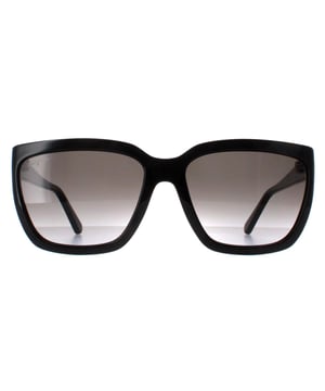 Las gafas de sol Salvatore Ferragamo SF1018S 001 negro gris degradado estÃ¡n meticulosamente elaboradas con precisiÃ³n y atenciÃ³n al detalle. Destilan sofisticaciÃ³n y elegancia. La montura cuadrada de gran tamaÃ±o, adornada con el icÃ³nico logotipo de Salvatore Ferragamo en las patillas, captura la esencia del encanto atemporal y el encanto moderno. Con lentes que ofrecen tanto protecciÃ³n como estilo, estas gafas de sol elevan sin esfuerzo cualquier conjunto, ya sea un paseo tranquilo por el paseo marÃ­timo o una elegante aventura urbana.
