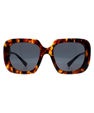 Las gafas de sol Versace Square para mujer en Havana claro y gris oscuro VE4434 son una opción audaz y llamativa que combina un diseño moderno con detalles de lujo. Con un marco cuadrado hecho de acetato de alta calidad, estas gafas cuentan con lentes tintados que ofrecen una protección UV del 100%. El emblema de la cabeza de Medusa y los detalles en tono dorado en las patillas añaden un toque de glamour al diseño.
