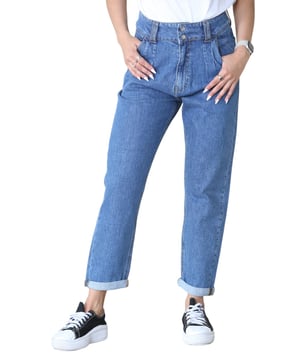 MYT Womens Boyfriend Jeans zorgen voor een perfecte pasvorm voor mensen met een rond figuur. - High Waisted met plooien aan de voorkant en Gemaakt van denim van hoge kwaliteit, deze jeans is ontworpen om veelvuldig dragen en thee te weerstaan. - - . Relaxed Fit Tapered Legs Met een klassiek boyfriend jeans silhouet kan deze jeans zowel omhoog als omlaag gekleed worden voor verschillende gelegenheden. - - .  Deze jeans is baggy aan de bovenkant met brede taille en taps toelopend op de benen. - - . Over het algemeen in goede staat, er zitten wat losse draadjes aan de randen van de knoopsgaten. - - .   Maat 10 is 28 inch in de taille. - - . . . - - .   Maat 12 is 30 inch in de taille. - - . . . - - .   Maat 14 is 32 inch in de taille. - - . . . - - .   Maat 16 is 34 inch in de taille. - - . . . - - .   Maat 18 is 36 inch in de taille. - - . . . - - .   Maat 20 is 38 inch in de taille. - - . . - - . Maat 22 is 40 inch in de taille. - - . . . - - . Maat 24 is 42 inch in de taille. - - . . . - - .