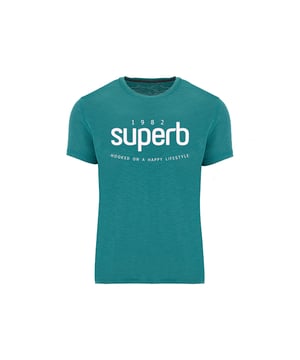 T-shirt met korte mouwen.
 Ronde hals met geribde afwerking.
 Merkopdruk op de voorkant.
 Naden in toon zichtbaar.
 Samenstelling: 100% katoen
 Onderhoud:
- Wassen op max. 40ºC.
 - Geen bleekmiddel gebruiken.
 - Strijken op lage temperatuur.
 - Niet chemisch reinigen.
 - Geen droger gebruiken.