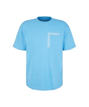 Dieses Herren-T-Shirt von Tom Tailor ist ein lässiges und bequemes Kleidungsstück. Es hat einen Rundhalsausschnitt, kurze Ärmel und eine Brusttasche. Das T-Shirt hat eine lockere Passform und ist einfarbig. Es ist aus hochwertigen Materialien gefertigt und bietet einen hohen Tragekomfort. Das T-Shirt ist in verschiedenen Farben erhältlich und kann leicht mit Jeans oder Shorts kombiniert werden. Dieses T-Shirt ist ein tolles Basic für jeden Kleiderschrank.