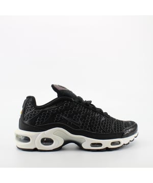 Nike's Air Max Plus werd voor het eerst uitgebracht in 1998 en ging door met het verfijnen van de baanbrekende Air cushioning. Deze nieuwste damesversie heeft een bovenwerk van zwart mesh en de iconische, op palmbomen geïnspireerde overlays van de stijl krijgen een identieke tint, terwijl een iriserende patch op de tong de op straat geliefde sneaker afmaakt met een vleugje glitter en glamour.