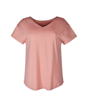 Dit pyjamat-shirt voor dames maakt indruk met zijn normale pasvorm en klassieke V-hals, die voor een flatterend silhouet zorgen. De korte mouwen vallen losjes en garanderen een hoog draagcomfort, terwijl de afgeronde zoom een zachte, vrouwelijke lijn creëert. Een subtiele verticale naad aan de voorkant geeft het ontwerp een speciaal accent. De labelpatch voegt een stijlvol accent toe en rondt de algehele look af. Dit T-shirt is perfect voor ontspannen avondjes uit en biedt een ideale combinatie van comfort en tijdloze stijl.