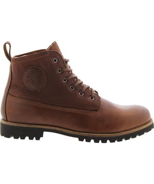 De OM60 is een met schapenvacht gevoerde winterboots uit de '18 wintercollectie voor mannen. Het bovenwerk is gemaakt van een hoge kwaliteit leer voor een een comfortabele en stevige fit. We hebben voor deze boot ook de iconische Blackstone profielzool gebruikt voor een stoere look. Op de buitenzijde van de enkel vind je ons familiewapen dat in het leer is gestanst. De OM60 staat goed onder een mooie kwaliteit jeans.