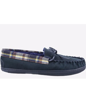 Cotswold Sodbury ist ein Mokassinslipper mit Obermaterial aus Wildleder und Futter aus Kunstfell für Wärme und Komfort. Sodbury bietet zudem eine leichte und flexible Sohle.
- Klassischer Herrenschlappen
- Elegantes Wildleder-Obermaterial
- Weiche Polsterung mit Futter aus Kunstfell