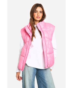 Wrap up in the latest coats and jackets and get out-there with your outerwearBreathe life into your new season layering with the latest coats and jackets from boohoo. Supersize your silhouette in a padded jacket, stick to sporty styling with a bomber, or protect yourself from the elements in a plastic raincoat. For a more luxe layering piece, faux fur coats come in fondant shades and longline duster coats give your look an androgynous edge.