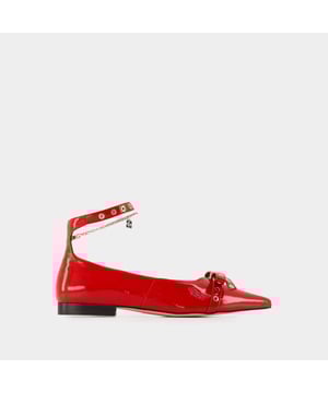 Colores: ROJO - RACING RED. Material: 56% poliuretano (base biológica) 44% algodón. Forro: 100% piel de becerro. Cierre: Correa trasera. Forma de la punta: almendra. Ajuste: fiel a la talla - Tallaje: americano.
