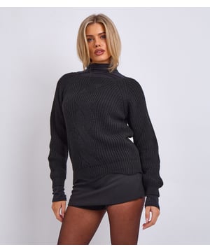Manténgase cómodo y elegante con este jersey extragrande de punto acanalado con cuello redondo en negro. Diseñado para brindar comodidad y versatilidad, este jersey presenta un ajuste holgado de gran tamaño, un cuello redondo clásico y detalles de punto acanalado para una apariencia atemporal. Perfecto para usar en capas durante las estaciones más frías o combinarlo con tus jeans o leggings favoritos para un atuendo elegante y sin esfuerzo. Confeccionado con un tejido suave y de alta calidad, garantiza calidez y durabilidad mientras te mantiene a la moda. Un básico imprescindible para tu guardarropa informal.