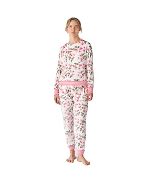 Pijama de mujer de manga larga con un diseño elegante y cómodo, ideal para descansar o relajarse en casa.

Confeccionado en suave terciopelo, este pijama es ideal para las noches frescas y ofrece una sensación de calidez y confort excepcionales. 

Su diseño moderno y sofisticado se adapta perfectamente a la figura femenina, realzando la silueta con un estilo chic y relajado.

El conjunto incluye una parte superior de manga larga de un solo color con un delicado cuello en pico, mientras que los pantalones a juego presentan un estampado atractivo. La cintura elástica regulable mediante cordones brinda libertad de movimiento.

Las costuras vistas a tono añaden un detalle sutil pero elegante.

Disfruta de la suavidad del terciopelo y de un diseño que combina moda y funcionalidad. Ideal para regalar o para consentirte a ti misma.
 Composición: Camiseta: 95% Poliéster, 5% Elastano; Pantalón: 95% Poliéster, 5% Elastano
 Cuidados:
-Lavar en un ciclo suave.
-Siempre usar agua fría o tibia. 
-No usar secadora. Es mejor secarlo al aire. 
-Si es necesario, planchar a temperaturas bajas.
-No usar blanqueadores.