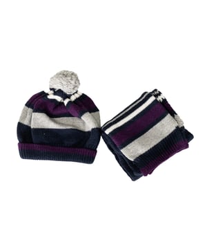 Hat and scarf set.
 Hat with tassel on the top.
 Metal plate with the brand name.
 Size equivalence:
 30 cm -- 0/1 MONTH
 35 cm -- 3 MONTHS
 42 cm -- 1/3 MONTHS
 46 cm -- 6/9 MONTHS
 48 cm -- 12/18 MONTHS
 50 cm -- 24/36 MONTHS
 53 cm -- 4/5 YEARS
 56 cm -- 6/8 YEARS
 Measures: Scarf Length: 100cm. Height: 13cm
 Composition: 100% cotton
 Care:
- Wash maximum at 30ºC.
 - Iron at medium temperature, max. 110ºC.
 - It is not allowed to use a dryer.
 - Do not use bleach.
 - Does not support dry cleaning.