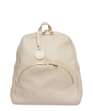 Mochila  
100% cuero de vaca  
Cierre superior con cremallera  
Bolsa interna con cremallera  
Bolsillos con cremallera en la parte posterior y frontal  
Dimensiones: 31x34x10 cm  
Asa: 20 cm  
Correa de hombro ajustable: 2x80 cm  